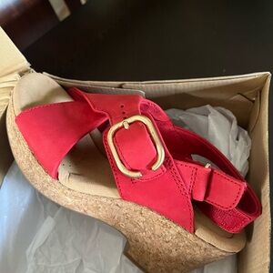 Clark’s GISELLE Dove Cherry Sandals in size 5.5.